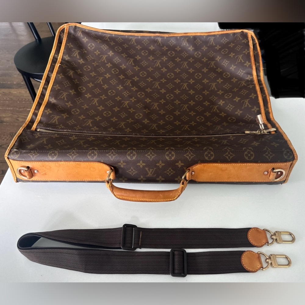 Authentic Louis Vuitton
Monogram Portable Bandoulière Garment Bag